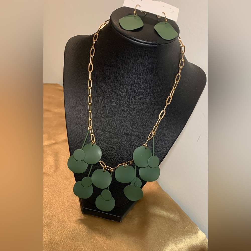 Elegant Green and Gold Necklace Set